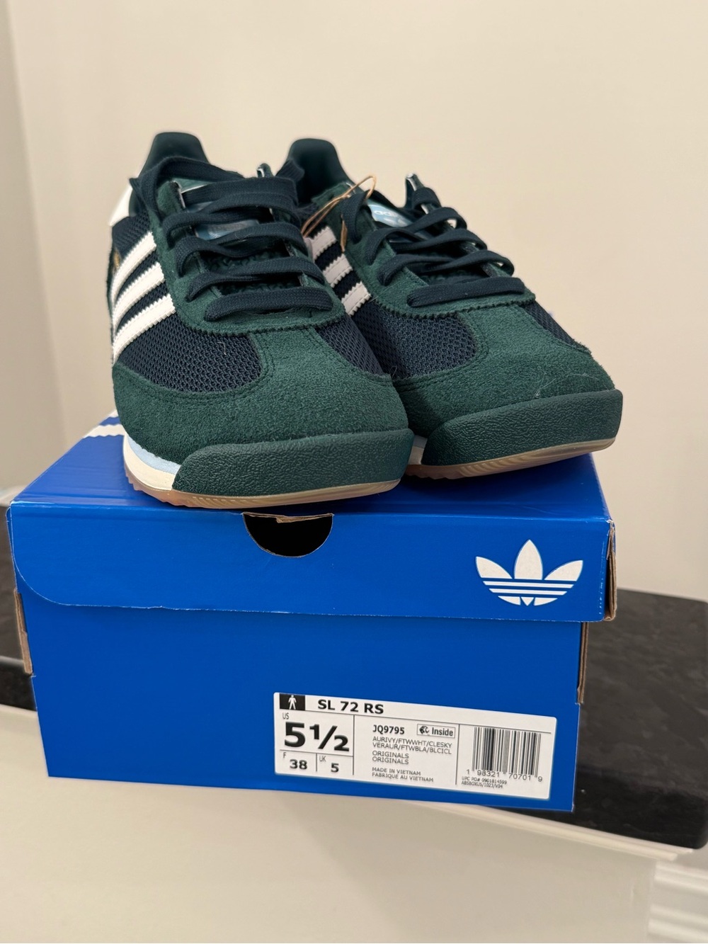 NWB Adidas Youth 5.5 Green